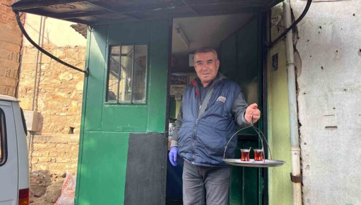 50 yıllık çay ocağında baba mesleğini sürdürüyor
