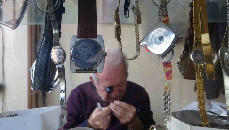 76 yaşındaki saat ustası, 61 yıldır zamana ayar veriyor