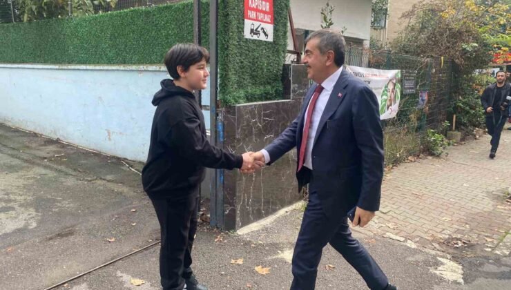 8’inci sınıf öğrencisinin davetine Bakan Tekin’den sürpriz ziyaret
