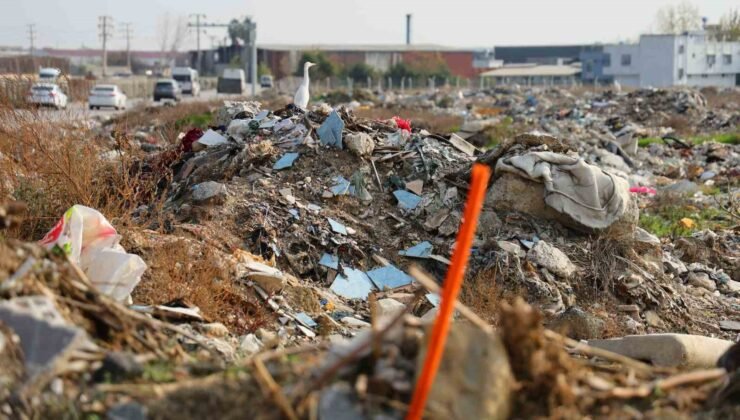 Adana merkezindeki arazi, çöp ve moloz doldu