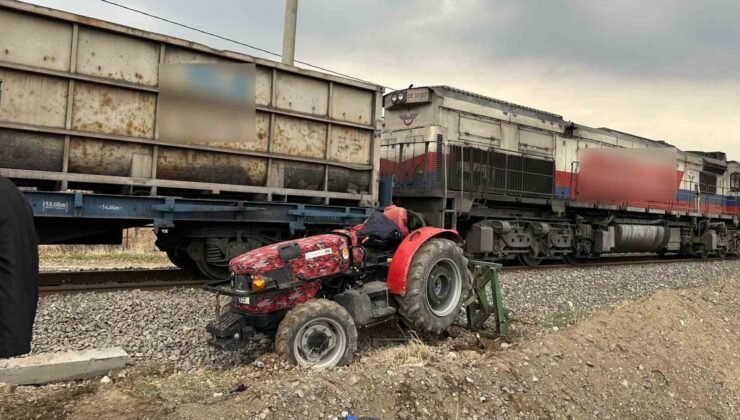Adıyaman’da raylardan geçmeye çalışan traktöre tren çarptı: 1 yaralı