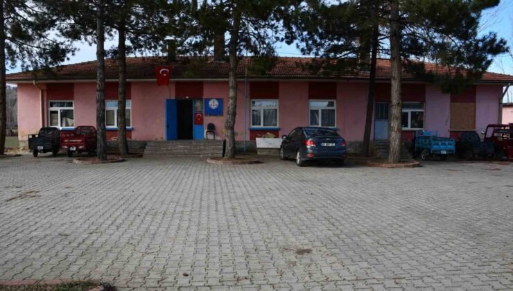 Akşehir’de eski ilkokul binası dikiş nakış kursu oldu