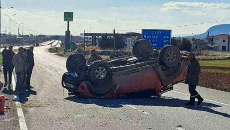 Aksı kırılan pikap takla attı