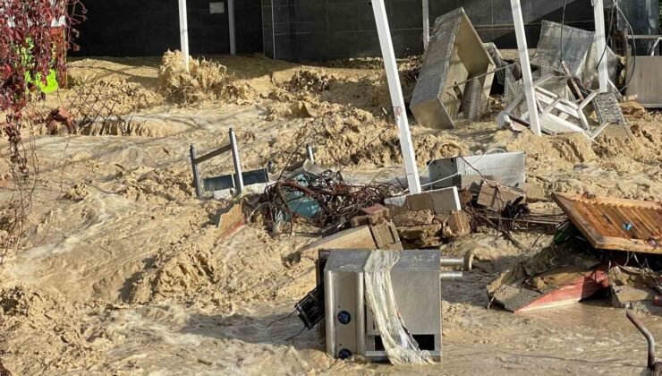 Alanya’da taşan dere 5 yıldızlı otelin sahildeki kafesini yıktı