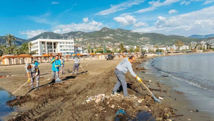 Alanya’da yağışın izleri silinmeye çalışılıyor