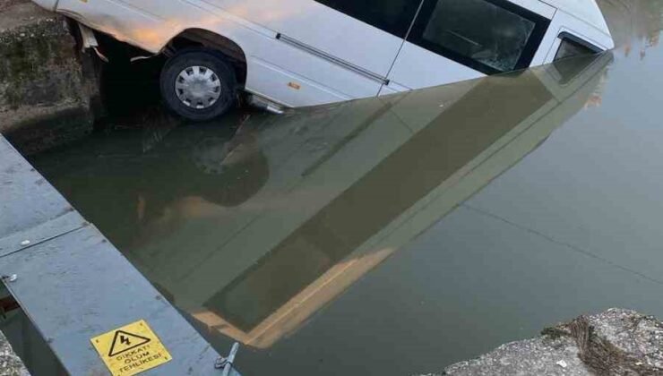 Antalya’da minibüs sulama kanalına uçtu