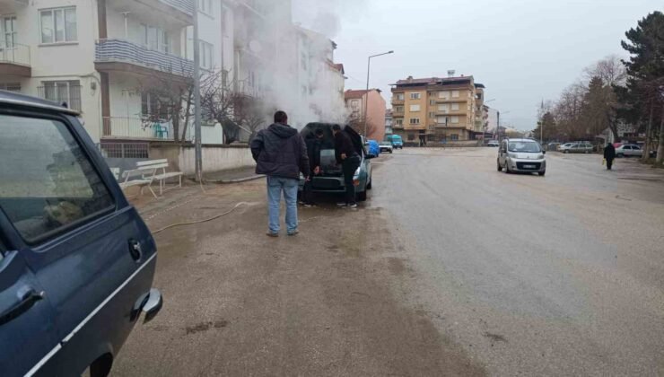 Araç yangınını vatandaşlar söndürdü
