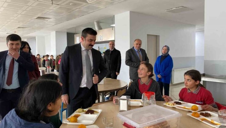 Arpaçay Kaymakamı öğrencilerle öğle yemeğinde buluştu
