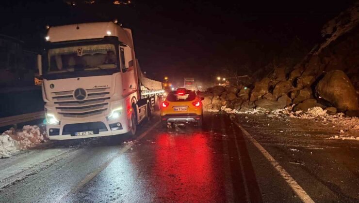 Artvin’de heyelan: Borçka-Hopa karayolu ulaşıma kapandı