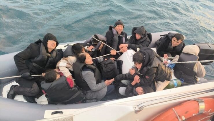 Ayvalık açıklarında 10 göçmen kurtarıldı