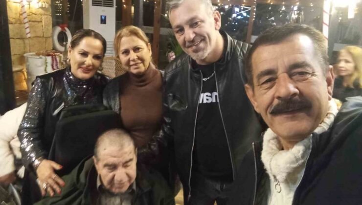 Ayvalıklı sanatçılar Kocabıyık ve Özalp’ten yaşlılara erken yeni yıl kutlaması
