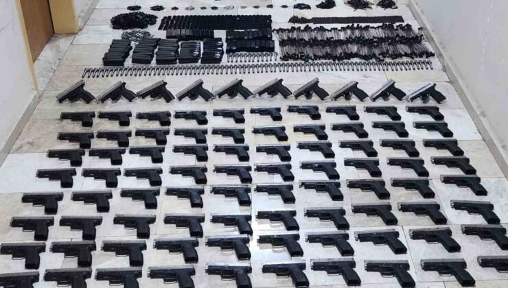 Bagajdan silah deposu gibi 90 adet ruhsatsız tabancı çıktı