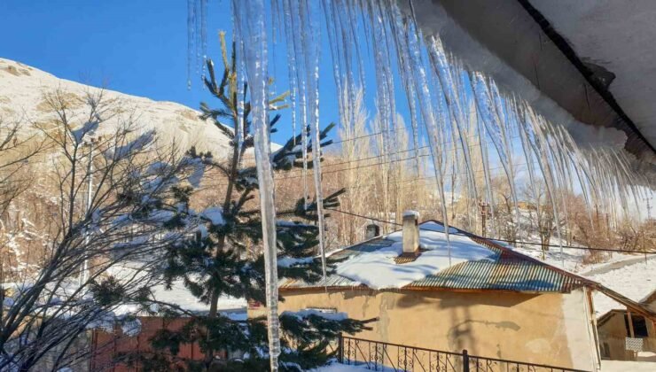 Başkale’de soğuk hava çatıları dondurdu