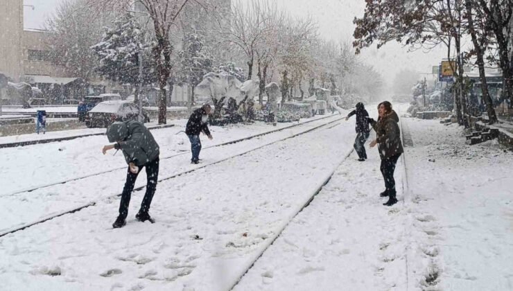 Batman’a uzun yıllar sonra lapa lapa kar yağdı, vatandaşlar sokağa döküldü