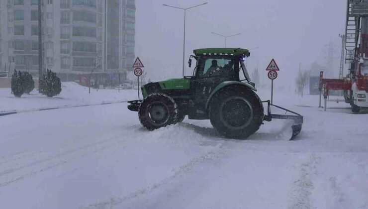 Besni’de yoğun kar yağışı hayatı olumsuz etkiledi