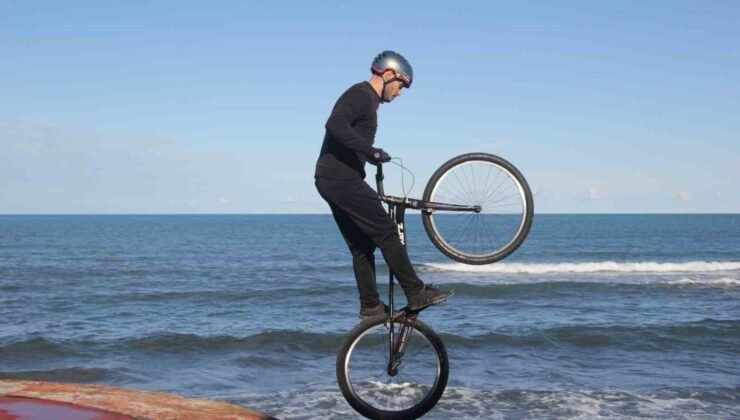 Bisiklet tutkunu gençten nefes kesen gösteri: Sahil kayalıkları parkuru oldu