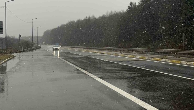 Bolu Dağı geçişinde kar yağışı etkili oluyor