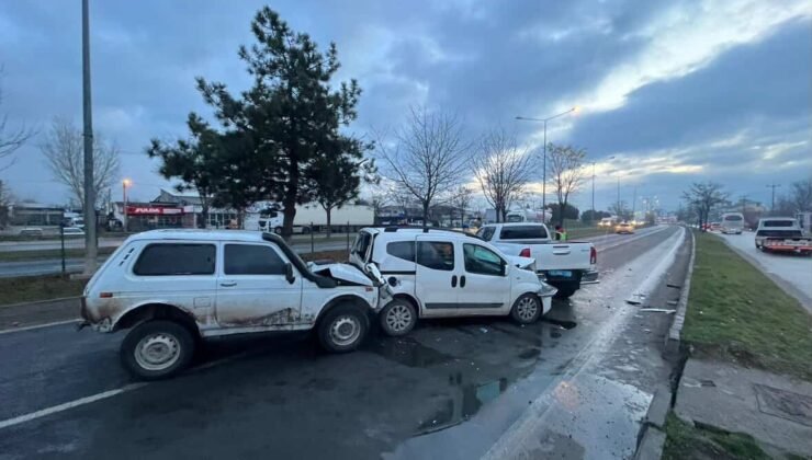 Bolu’da 4 araç zincirleme kazaya karıştı, trafik kilitlendi
