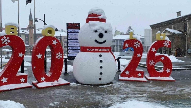Bolu’da kar fırtınası hayatı olumsuz etkiledi: Vatandaşlar şemsiyeyle dolaştı