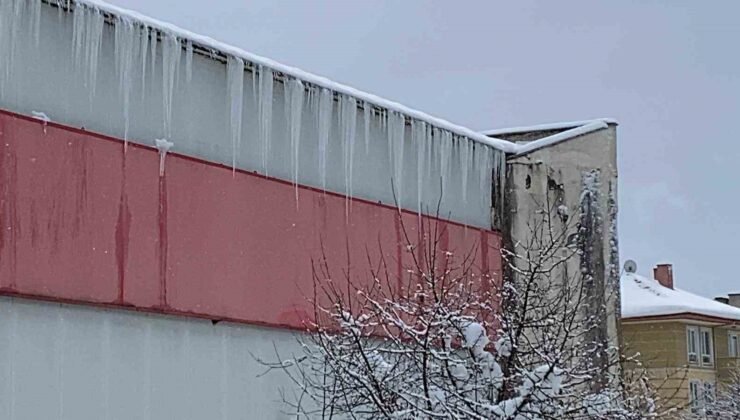 Bolu’da kar ve buz kütleleri tehlike saçıyor