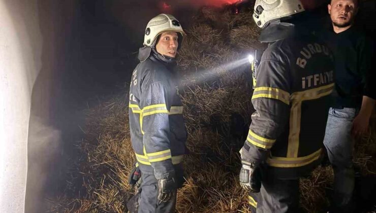 Burdur’da çıkan yangında 2 bine yakın saman balyası zarar gördü