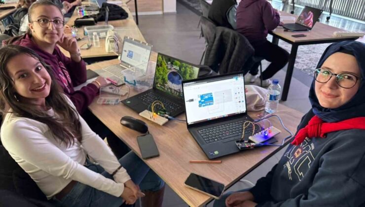 Büyükşehir’in Bilişim Akademisi’nden öğretmen adaylarına robotik kodlama eğitimi