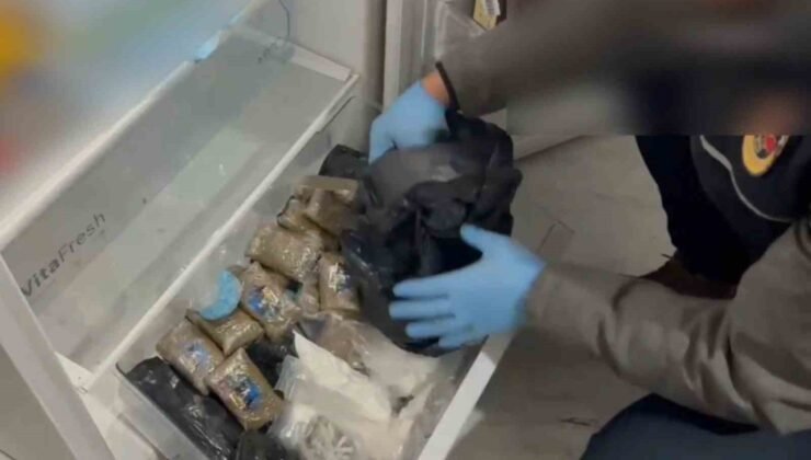 Buzdolabından esrar ve kokain gardıroptan tabanca ve para çıktı