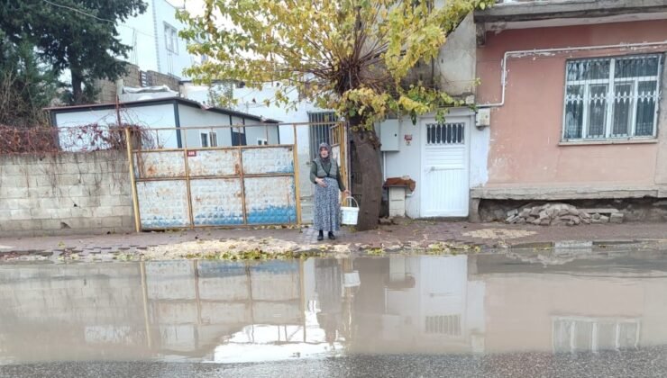 Caddede biriken sular evleri bastı