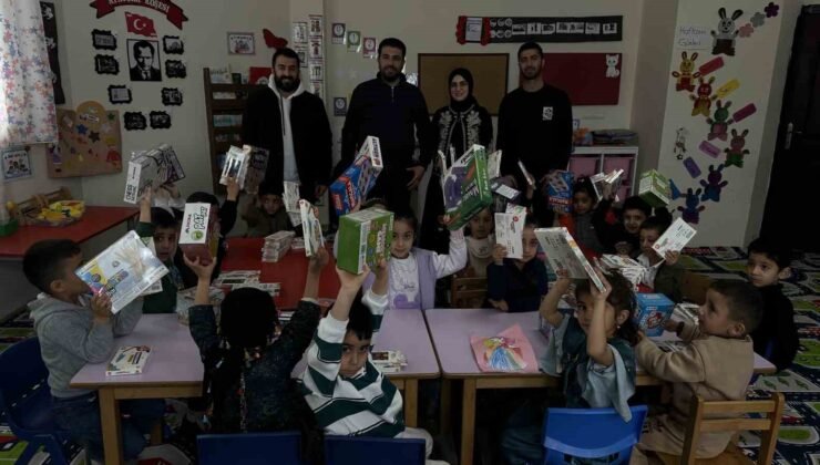 Cilo Dağı eteklerindeki okula zeka oyunu seti ile kırtasiye malzemesi hediye edildi