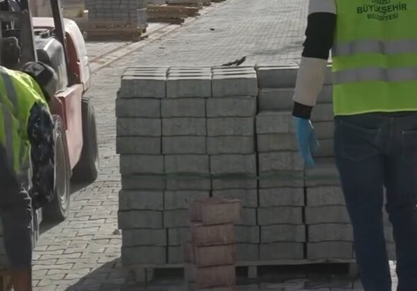 Çivril Belediyesi uzun yıllardır yapılmayan Kızılcasöğüt Mahallesi üst yapı çalışmalarına başladı