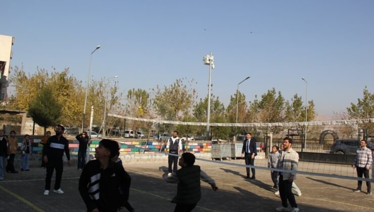 Cizre Milli Eğitim Müdürü İke, öğrencilerle voleybol oynadı
