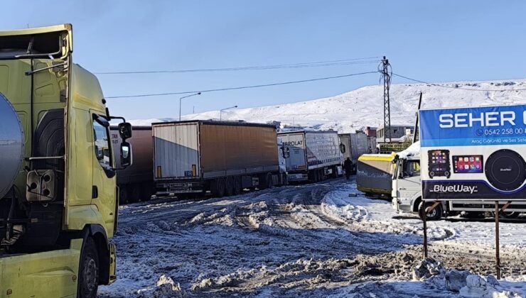 Cizre’de kar esareti: Yollar buz pistine döndü
