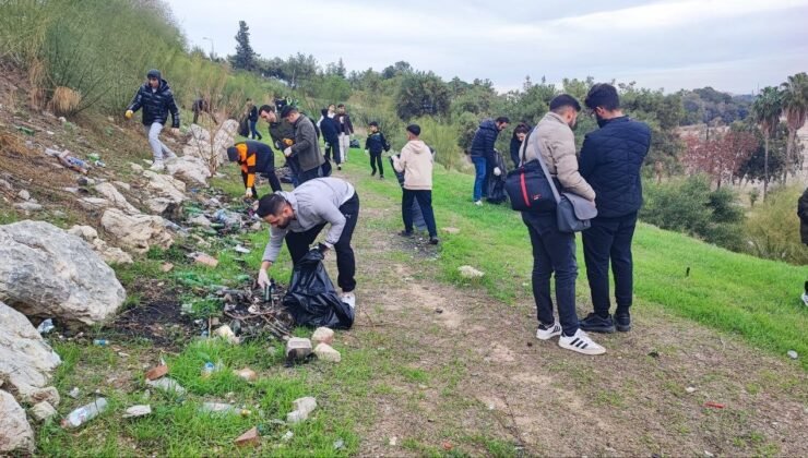 Çöpleri belediye yerine gönüllüler topladı
