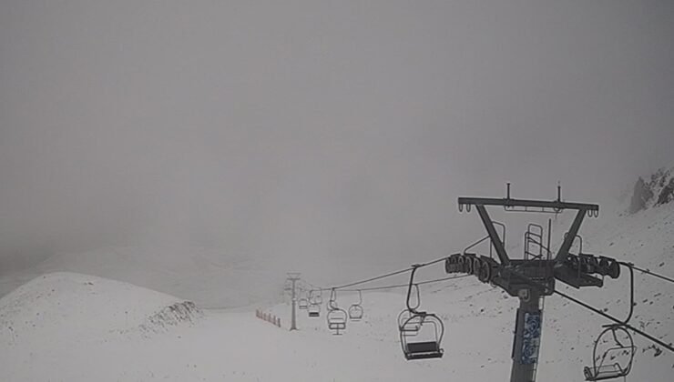 Davraz Kayak Merkezine mevsimin ilk karı düştü bazı noktalarda beyaza bürüdü