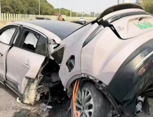 Dev firmanın elektrikli aracı kazada ikiye bölündü