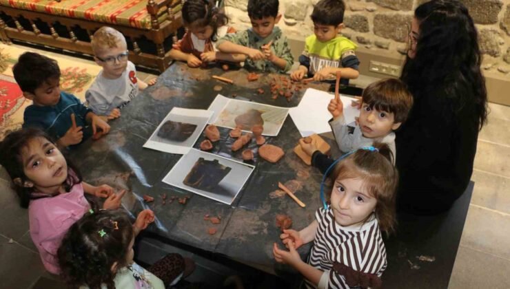 Diyarbakır İçkale Müzesi’nde kurulan çocuk atölyesinde çocuklar kendi eserlerini yapıp sergiliyor