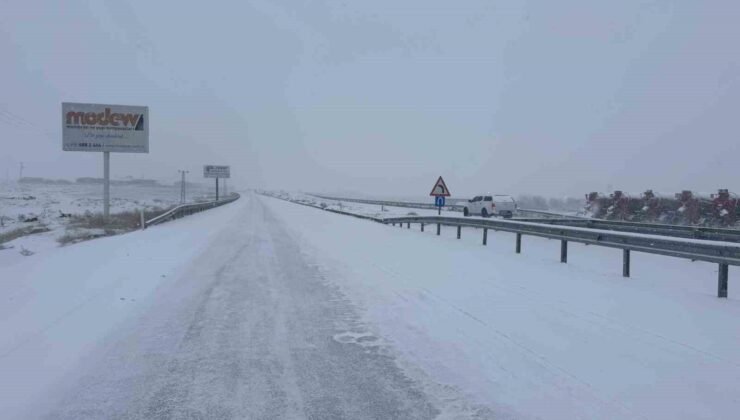 Diyarbakır – Siverek yolunda kar yağışı ulaşımı olumsuz etkiledi