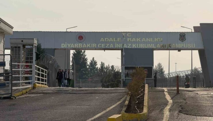 Diyarbakır’da 11’inci yargı paketi heyecanı: Aileler cezaevi önünde toplandı