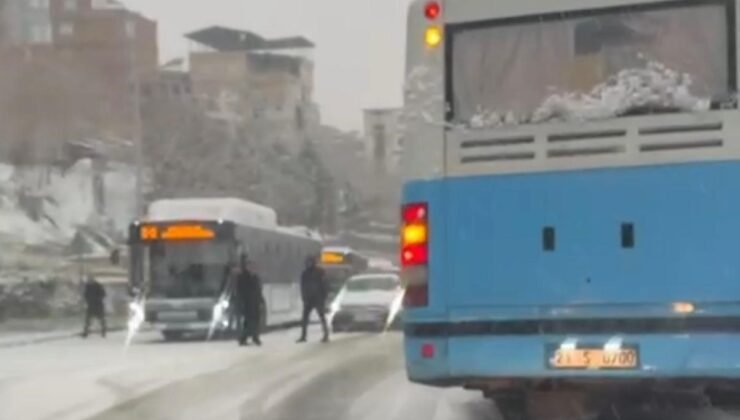 Diyarbakır’da kar bastırdı, şehir içi halk otobüsleri yollarda kaldı
