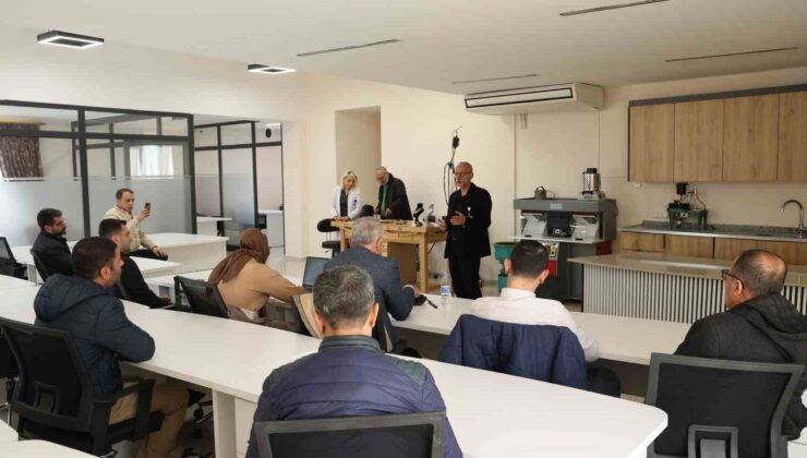 Diyarbakır’ın 57 yıllık kuyumculuk hafızası olan zanaatkar, öğretmenlerle buluştu