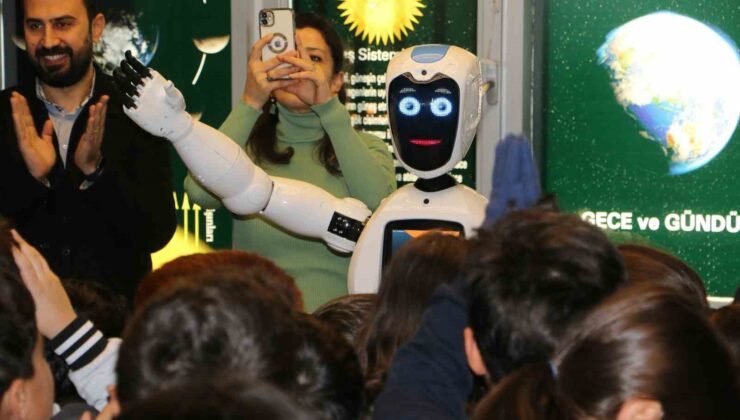 Diyarbakırlı öğrenciler atık malzemelerden robot yaptı