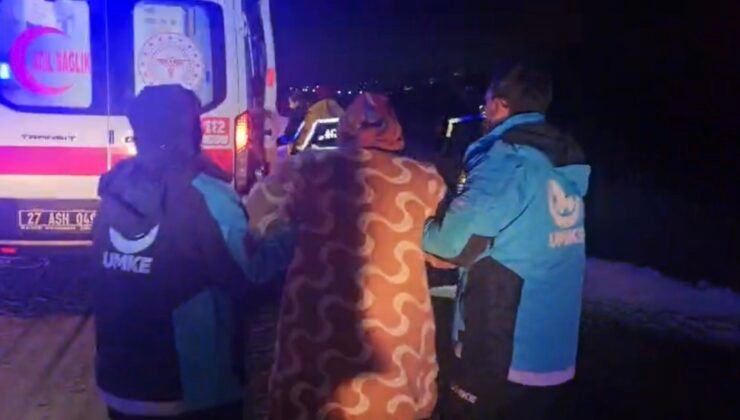 Doğum sancısı başlayan kadının imdadına karlı yolları aşan UMKE ekipleri yetişti