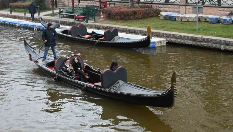 Dondurucu soğuklara rağmen gondol keyfi Eskişehir’in gezi rutininden çıkmadı