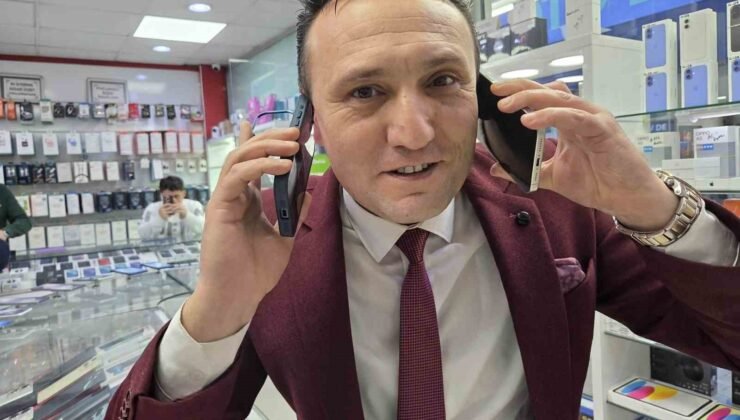 Döviz destesi masaya çıkınca telefoncu kendini tutamadı: Ağzı kulaklarına vardı