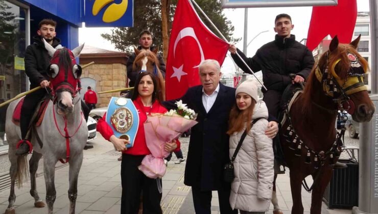 Dünya Boks Şampiyonu Turhan, memleketi Bayburt’ta davul zurnayla karşılandı