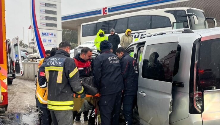 Duvara çarpan hafif ticari aracın sürücüsü yaralandı