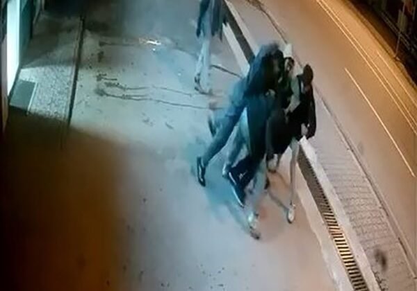 Elazığ’da 4 kişi 1 kişiye saldırdı: Hırsını alamayan saldırganlardan biri şahsın kulağı ısırarak kopardı