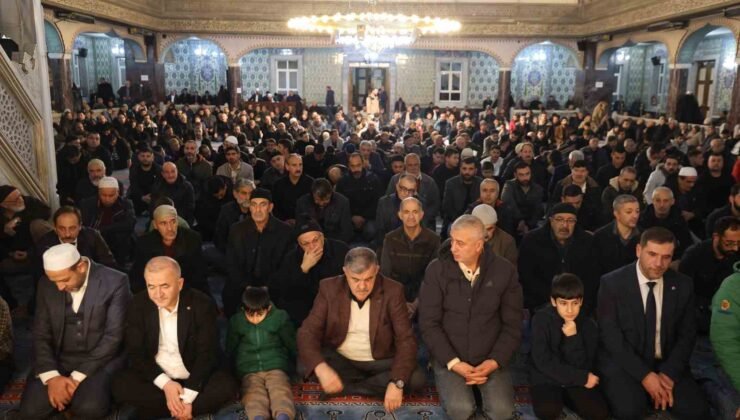 Elazığ’da Regaip Kandili’nde vatandaşlar camilere akın etti