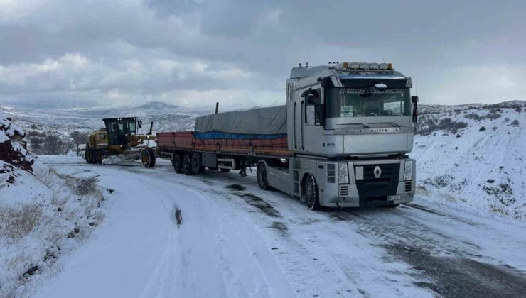 Elazığ’da yolda kalan araçlar kurtarıldı