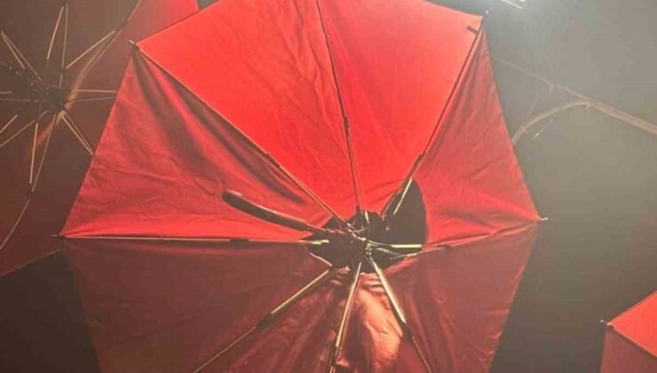 Elektrik kaçağı şemsiyeyi yaktı